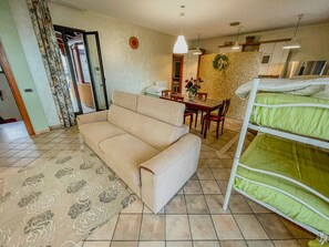 TV - Nicla Apartment - Private Balcony and Terrace (Noicattaro)