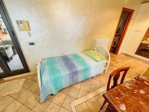 1 camera, una scrivania, Wi-Fi, lenzuola
