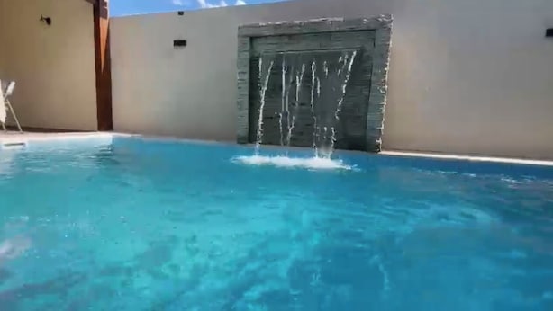 Una piscina con una fuente de agua.