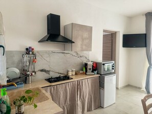 Fridge, stovetop, coffee/tea maker, cookware/dishes/utensils