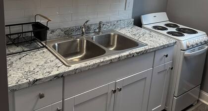 Cozy studio with. Beautiful King Size Bed, WiFi and AC in fabulous Collingdale