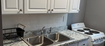 Cozy studio with. Beautiful King Size Bed, WiFi and AC in fabulous Collingdale