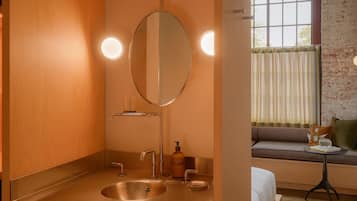 Suihku, hiustenkuivaaja, pyyhkeet, saippua