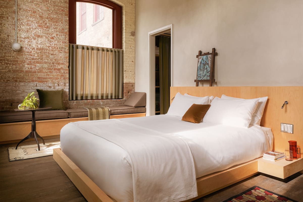 Estudi júnior | Caixa forta a l'habitació, cortines opaques i planxa i posts de planxar