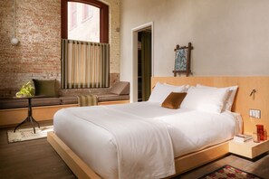 Estudi júnior | Caixa forta a l'habitació, cortines opaques i planxa i posts de planxar 