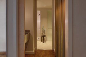 Bathing Studio | Allergitestade sängkläder, duntäcken och värdeförvaringsskåp på rummet