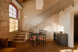 Loft Suite | Caja de seguridad en la habitación y cortinas blackout 