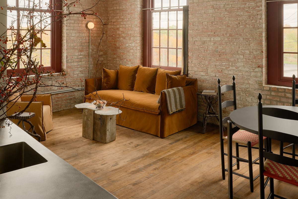 Caixa forta a l'habitació, cortines opaques i planxa i posts de planxar