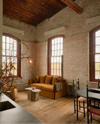 Pocketbook Hotel and Bath