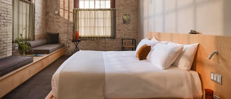 Corner Studio | In-room safe, blackout drapes, iron/ironing board, free WiFi