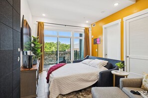 6 bedrooms, desk, iron/ironing board, free WiFi - 20 Person Nashville NashVegas Hangout with 20 Beds (Nashville)