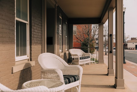Terrace/patio. Comfort & Charm in the Heart of Minster: Up to 10 Guests