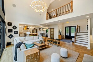 Smart-TV, Kamin, Videospiele, Arbeitsbereiche