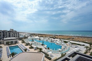 Ein Resort mit großem Pool, Zugang zum Strand und Blick aufs Meer.