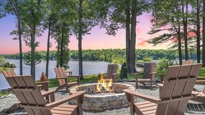 Property grounds - 10BR Vista Pointe Estate, Lakefront Luxury w/ Heat (Spotsylvania Courthouse)