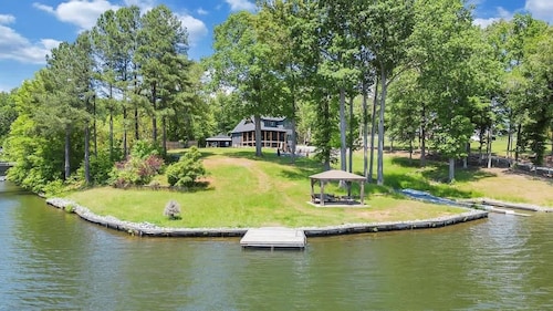Lakefront Luxury - 10BR, Pool w/ Heat, Hot Tub