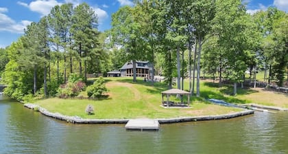 Lakefront Luxury - 10BR, Pool w/ Heat, Hot Tub