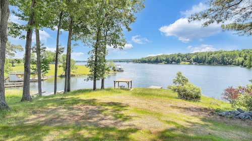 Lakefront Luxury - 10BR, Pool w/ Heat, Hot Tub