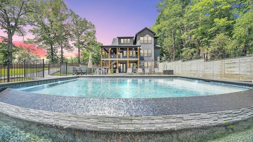 Lakefront Luxury - 10BR, Pool w/ Heat, Hot Tub