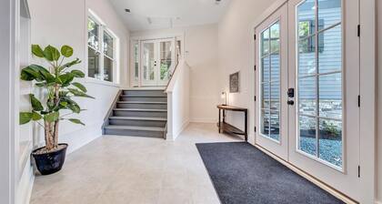 10BR Vista Pointe Estate, Lakefront Luxury w/ Heated Salt Pool, Hot Tub, Dock!