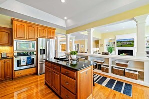 Jääkaappi, mikroaaltouuni, uuni, liesi