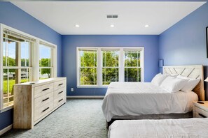 7 bedrooms, desk, iron/ironing board, travel cot