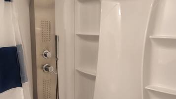 淋浴設備、風筒、提供毛巾、番梘