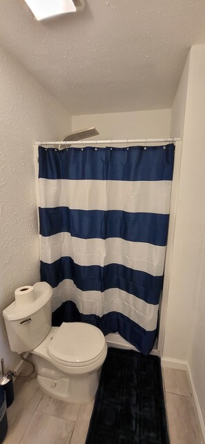 Douche, sèche-cheveux, serviettes fournies, savon