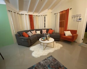 Living area - Charming 2-bedroom house with AC, WiFi in desirable Stonebrook Manor (Florence Hall Village)