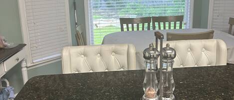 2 عدّة غرف نوم ومكواة/لوح كي وواي فاي وملاءات أسرّة