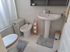 Chuveiro, bidê, toalhas de banho