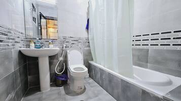 Suihku, hiustenkuivaaja, pyyhkeet, saippua