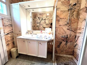Haartrockner, Handtücher, Seife, Toilettenpapier