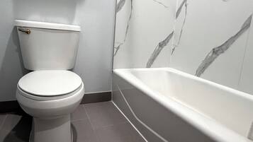 Un baño con inodoro y bañera.