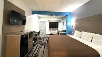 Escritorio, tabla de planchar con plancha, wifi gratis y ropa de cama