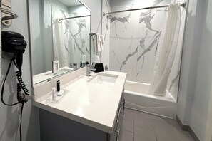 Amenidades de baño gratuitas, secadora de cabello, toallas