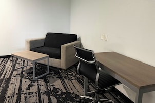 Suíte, 2 camas Queen, para não fumantes | Escrivaninha, ferros/tábuas de passar roupa, Wi-Fi de cortesia