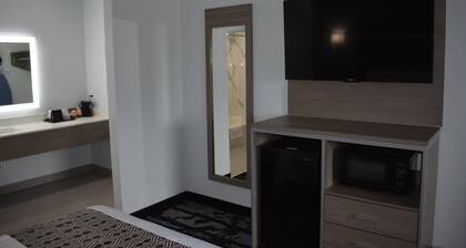 Hotel Royale IAH Airport North Houston I-45