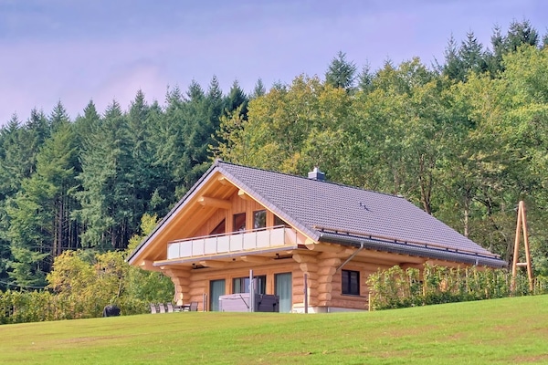 Die Chalets sind eingebettet in der Natur zwischen Wiese und Wald