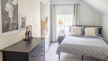 1 habitación, escritorio, tabla de planchar con plancha y wifi