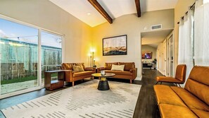 Smart TV, fireplace - <<The Urban TreeHaus>> (Dallas)