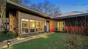 Exterior - <<The Urban TreeHaus>> (Dallas)