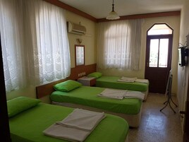 Habitación cuádruple estándar, balcón, vistas al jardín | Espacio para trabajar con un portátil