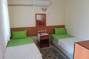 Standard-Vierbettzimmer, Balkon, Gartenblick | Laptopgeeigneter Arbeitsplatz