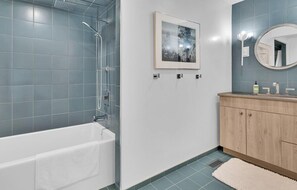 シャワー、ヘアドライヤー、ビデ、タオル