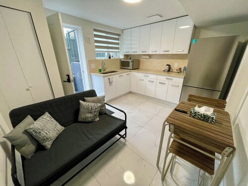 Budget Friendly, centrally located 2-Bed/ 1-Bath Suite, discounted long stays!