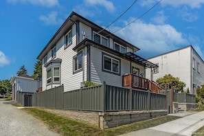 Exterior - Budget Friendly, centrally located 2-Bed/ 1-Bath Suite, discounted long stays! (New Westminster)