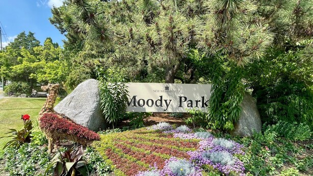 Segnaletica per il Moody Park, con una scultura decorativa a forma di cervo e un'aiuola.
