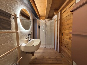 Douche, sèche-cheveux, bidet, serviettes fournies