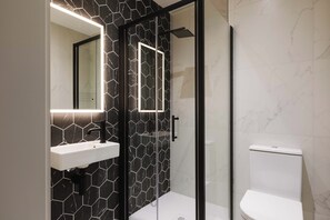 Shower, hair dryer, towels, soap - The Cove welcomes you to kick back, relax & take in the magic of the North Coast (Portrush)